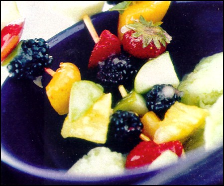 Ricette Dessert Frutta - Spiedini di frutta con gelato