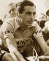 Primo piano di Fausto Coppi durante una gara