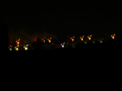 Fila di luci nella notte