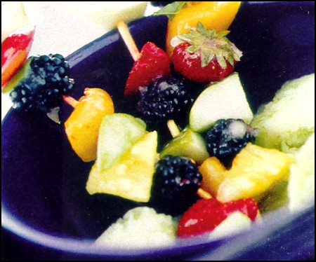 Ricette Dessert Frutta - Spiedini di frutta con gelato